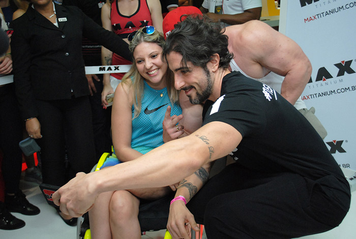 Marcos Mion exibe os músculos em feira de suplementos