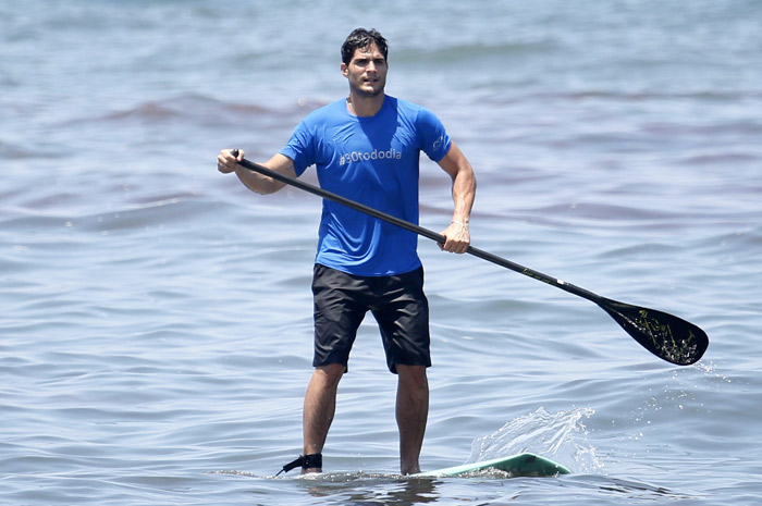 André Martinelli pratica Stand Up Paddle em evento no Rio