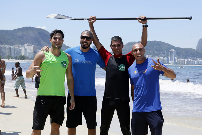 André Martinelli pratica Stand Up Paddle em evento no Rio