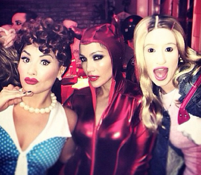 Jennifer Lopez se veste de ‘diabinha’ em festa de Halloween