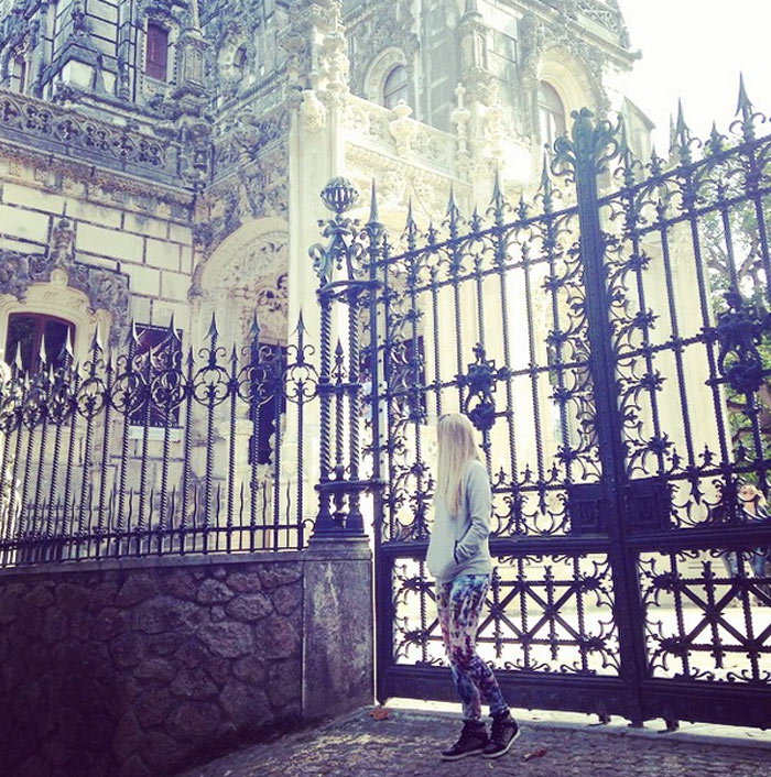 Susana Werner visita ponto turístico de Portugal