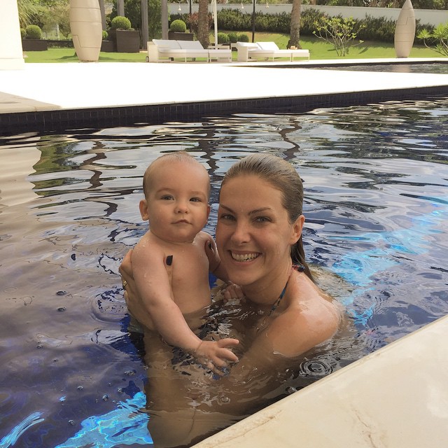 Ana Hickmann aproveita domingo na piscina com o filho
