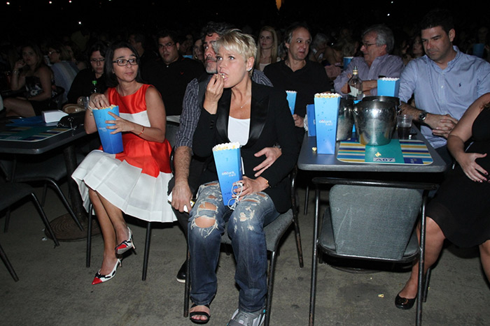Xuxa e Junno Andrade assistem ao show de Victor e Léo 