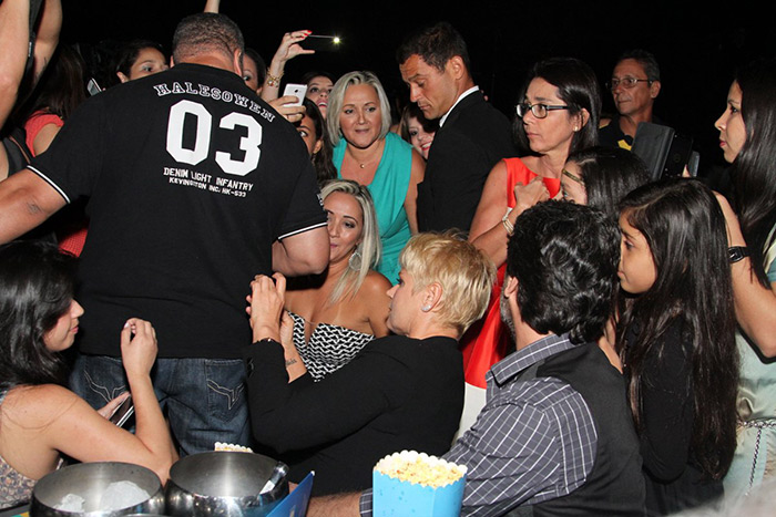 Xuxa e Junno Andrade assistem ao show de Victor e Léo e posam com fãs