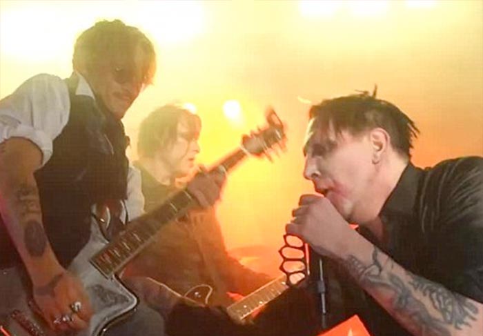 Vídeo! Johnny Depp toca de surpresa em show de Marilyn Manson