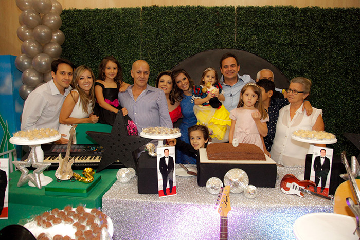 Familiares e amigos se reúnem no aniversário dos filhos de Márcio Lúcio, o Carioca, do Pânico na Band