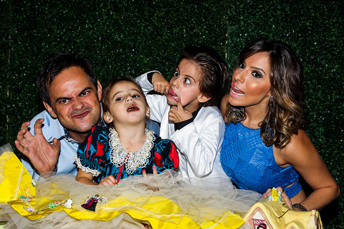 Família reunida! Márcio Lúcio e Paola Machado fazem careta em foto com os filhos, Lorena e Nicolas