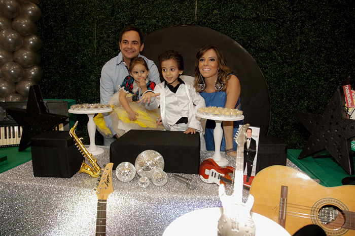 Márcio Lúcio, o Carioca do Pânico, posa com a esposa, Paola Machado, e os dois filhos