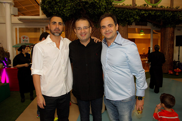 Marcos Bolinha, Marcos Chiesa e Marcio Lúcio posam juntos no aniversário dos filhos do intérprete de Carioca, do Pânico