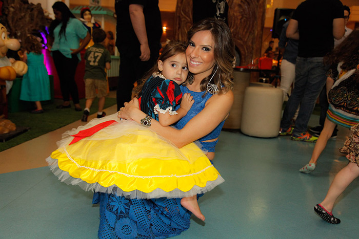 Paola Machado posa com a filha, Lorena, a aniversariante do dia