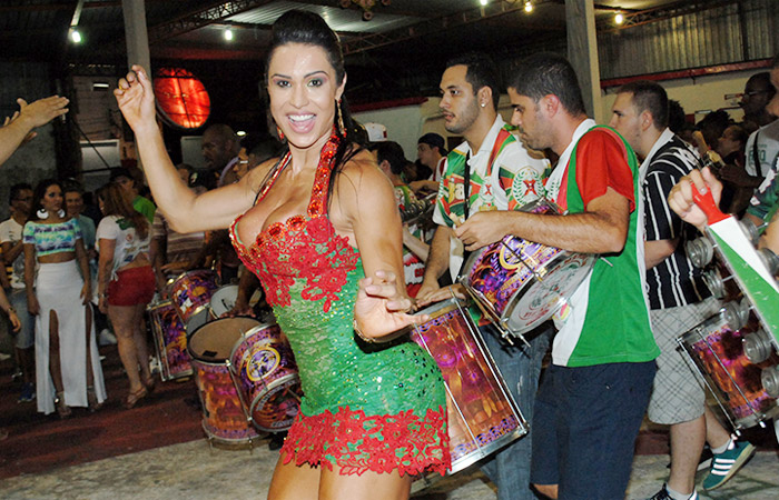 Gracyanne Barbosa curte noite de samba com o marido em Sampa