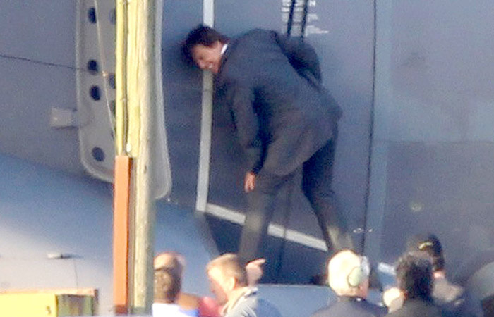 Tom Cruise se arrisca em cenas de Missão Impossível 5 do lado de fora de avião,