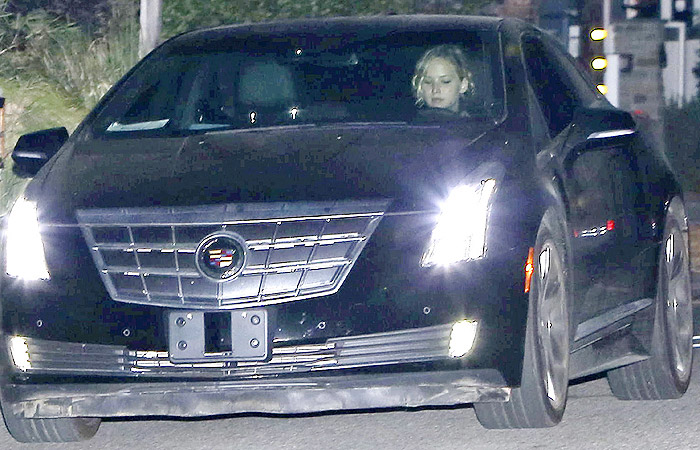 Jennifer Lawrence é clicada ao sair da casa de Chris Martin em Los Angeles