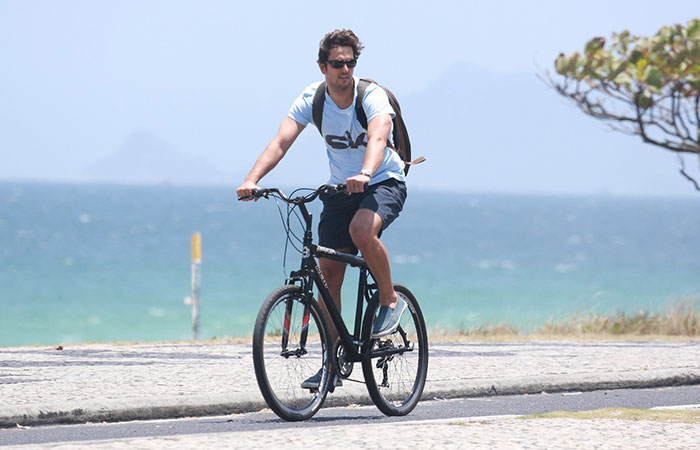 Vladimir Brichta pedala e curte visual em orla carioca 