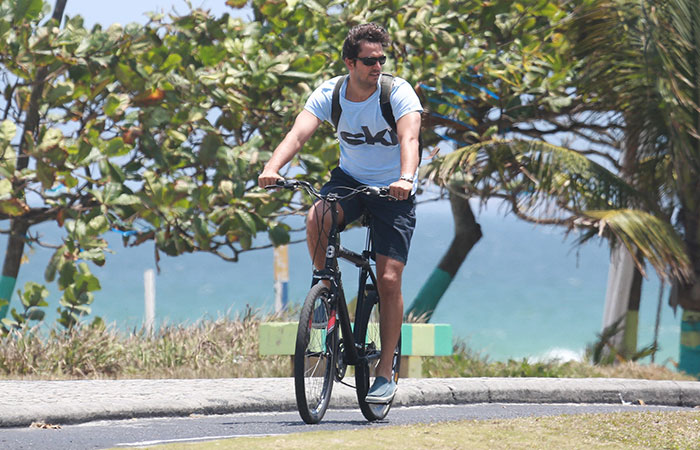 Vladimir Brichta pedala e curte visual em orla carioca 