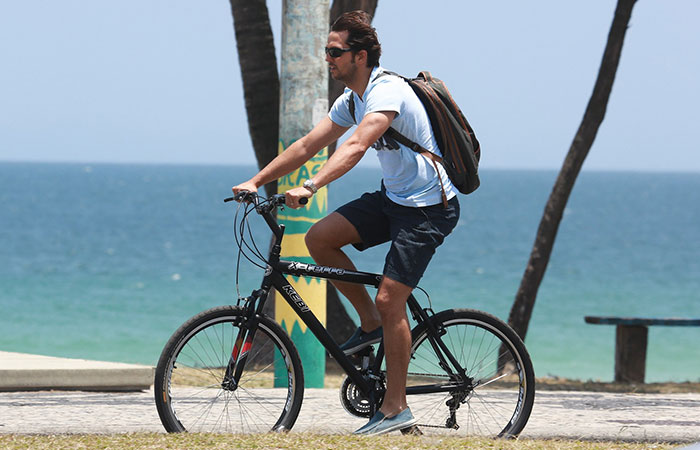 Vladimir Brichta pedala e curte visual em orla carioca 