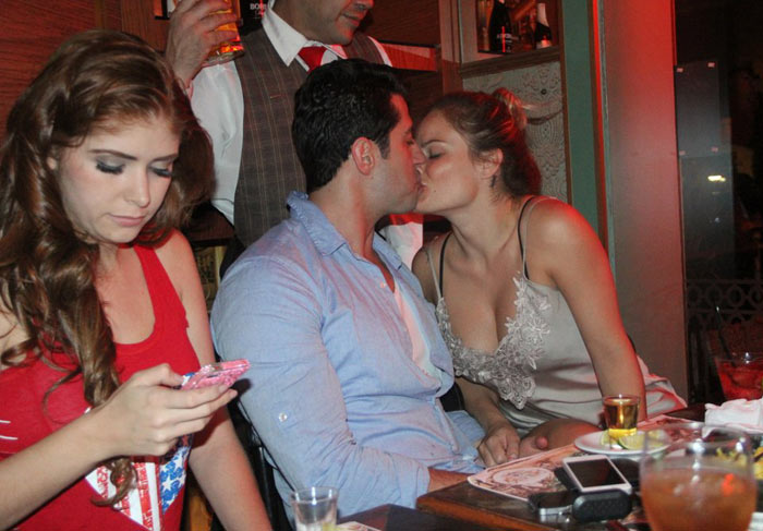 Ex-BBBs Marcelo Zagonel e Natália Casassola beijam muito em restaurante