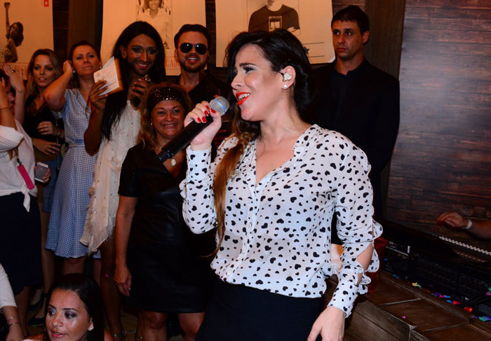 Wanessa faz pocket show surpresa no São Paulo Fashion Week 