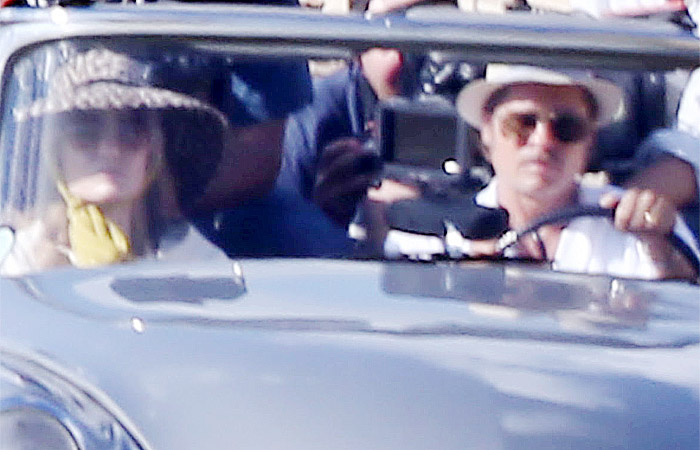 Brad Pitt e Angelina Jolie rodam cenas juntos em carro conversível