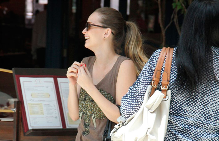 Fernanda Rodrigues almoça com amiga em shopping no Rio