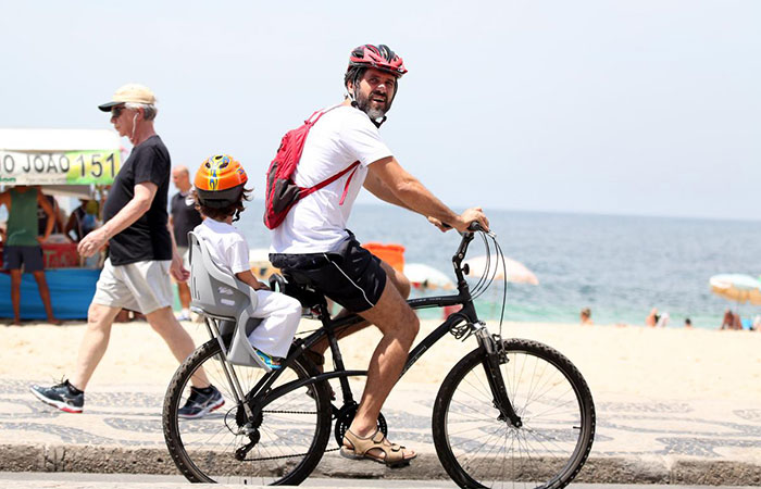 Eriberto Leão passeia de bicicleta com o filho