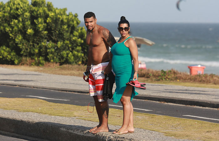Grávidos, Naldo e Ellen Cardoso passam a tarde em praia carioca