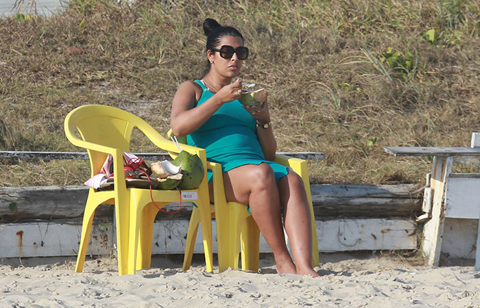 Grávidos, Naldo e Ellen Cardoso passam a tarde em praia carioca