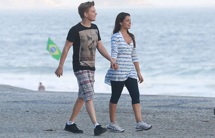  Michel Teló e Thais Fersoza são vistos em clima de felicidade no Rio