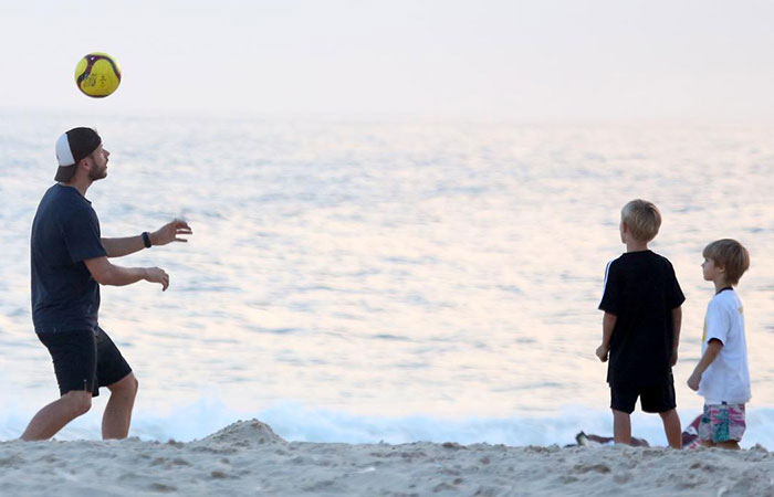  Rodrigo Hilbert curte o final da tarde com seus filhos