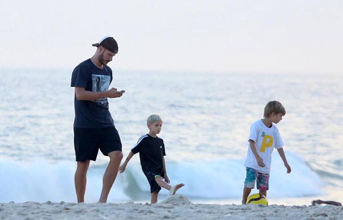  Rodrigo Hilbert curte o final da tarde com seus filhos