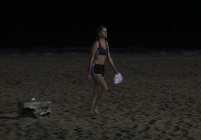Barbara Evans faz corrida noturna nas areias de Ipanema