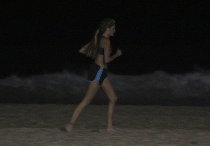Barbara Evans faz corrida noturna nas areias de Ipanema