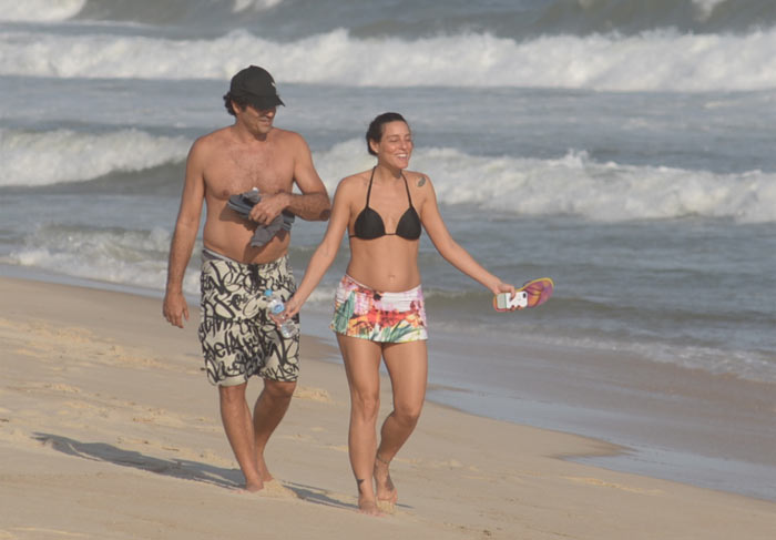 Luciano Szafir e Luhanna Melloni fazem passeio romântico na praia