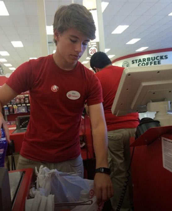 Atendente de supermercado fica mundialmente famoso ao ser comparado com Justin Bieber