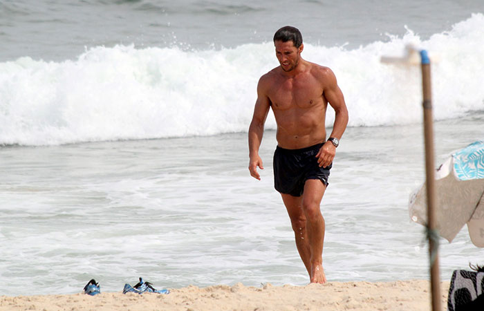 Flávio Canto aproveita calor carioca para se exercitar na praia