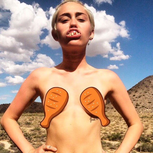 Estranha! Miley Cyrus faz topless e cobre os seios com montagem de coxas de frango 