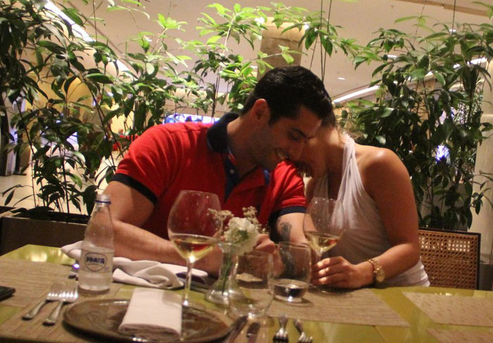 Após beijos calientes, ex-BBBs Marcelo Zagonel e Natalia Casassola saem para jantar juntos