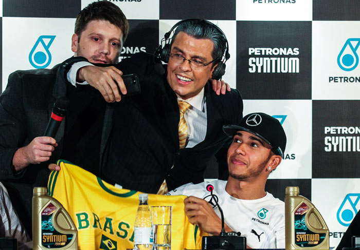 Ceará, caracterizado de Galvão Bueno, entrega passaporte brasileiro a Lewis Hamilton