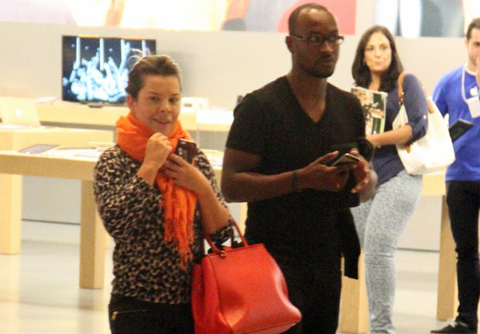 Fernanda Souza e Thiaguinho passeiam por shopping carioca