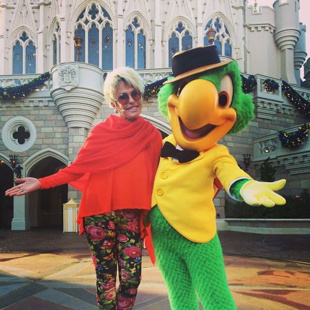 Ana Maria Braga posa com Zé Carioca na Disney