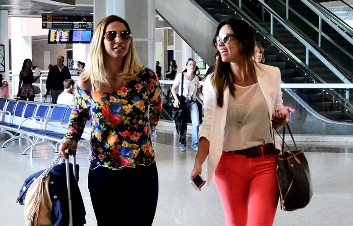  Valesca Popozuda manda beijo para paparazzo em aeroporto