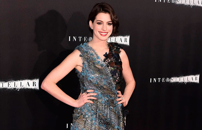 Anne Hathaway usa joai avaliada em R$ 16 mil de designer brasileira