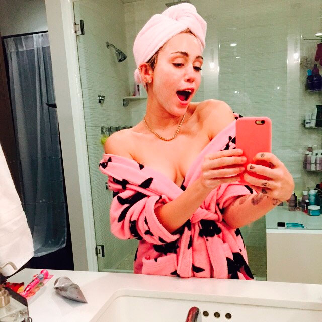  Miley Cyrus quase mostra demais em foto nas redes sociais