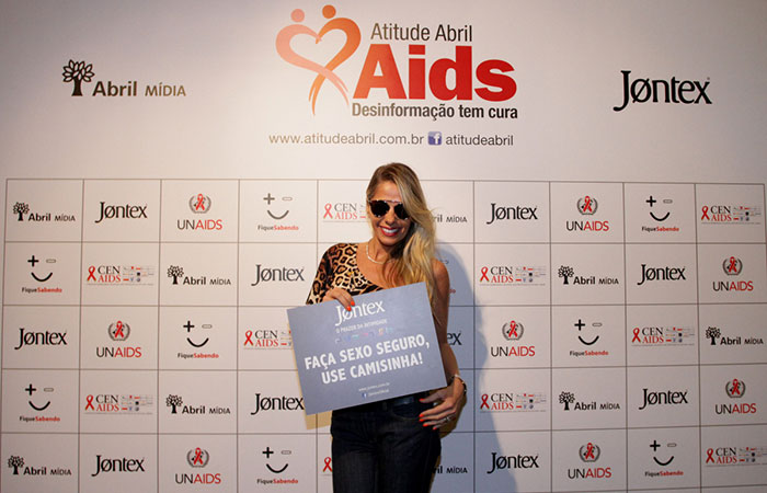 Adriane Galisteu esbanja estilo em evento de campanha contra Aids