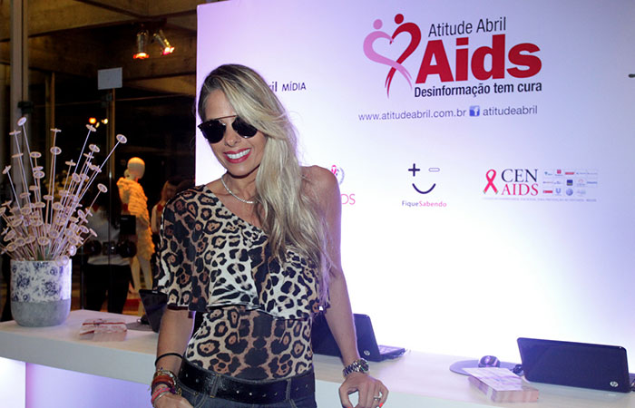 Adriane Galisteu esbanja estilo em evento de campanha contra Aids