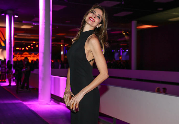 Luciana Gimenez veste look preto e longo para conferir São Paulo Fashion Week