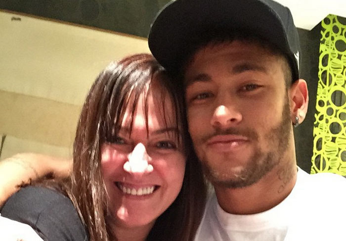 Neymar presta homenagem aos pais
