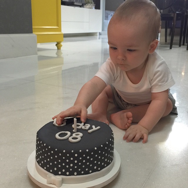 Alexandre Junior, filho de Ana Hickmann, completa 8 meses e ganha bolo