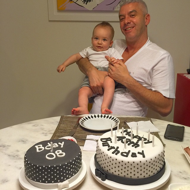 Alexandre Junior, filho de Ana Hickmann, completa 8 meses e ganha bolo