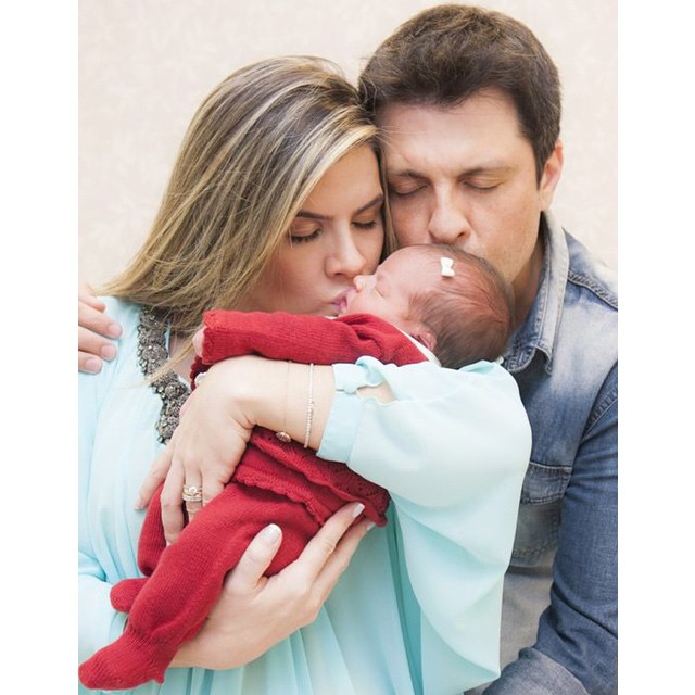Mirella Santos e Wellington Muniz dão beijo carinhoso na filha